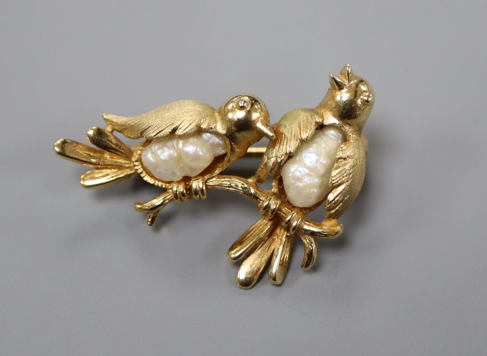 A modern 9ct gold and baroque pearl set birds on a branch brooch, 28mm, gross 4.1 grams.